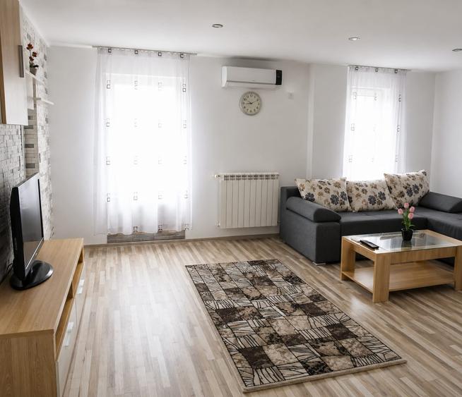 Apartament cu 2 camere semidecomandat, mobilat în Ultracentral
