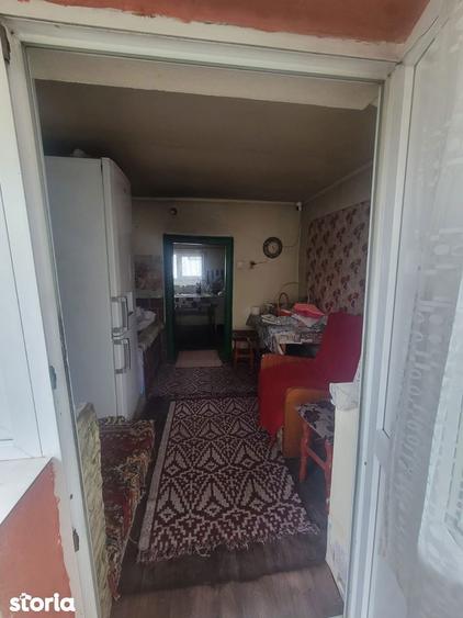 Casă cu 3 camere semidecomandat cu Teren 3197 Mp în Dumbrava