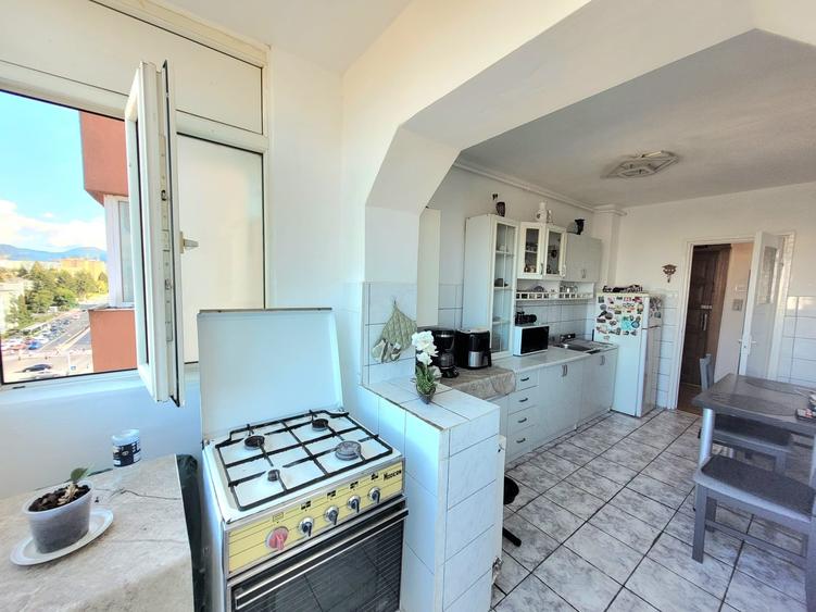 Apartament cu 3 camere decomandat în Calea București