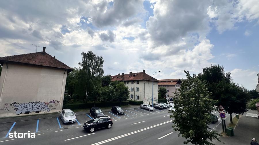 Apartament cu 3 camere decomandat în Tractorul