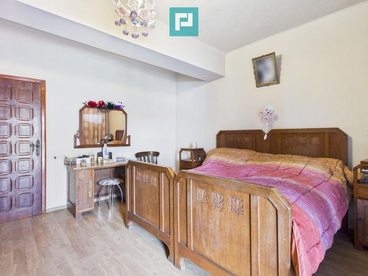 Casă individuală cu 12 camere cu Canalizare în Central