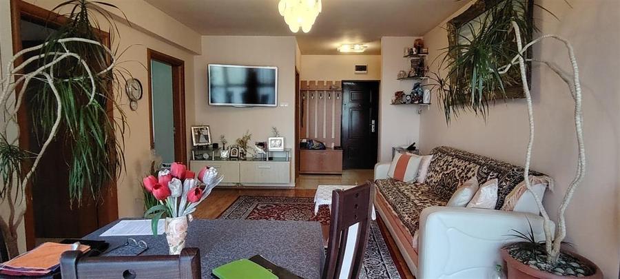 Apartament cu 3 camere semidecomandat în Nufărul