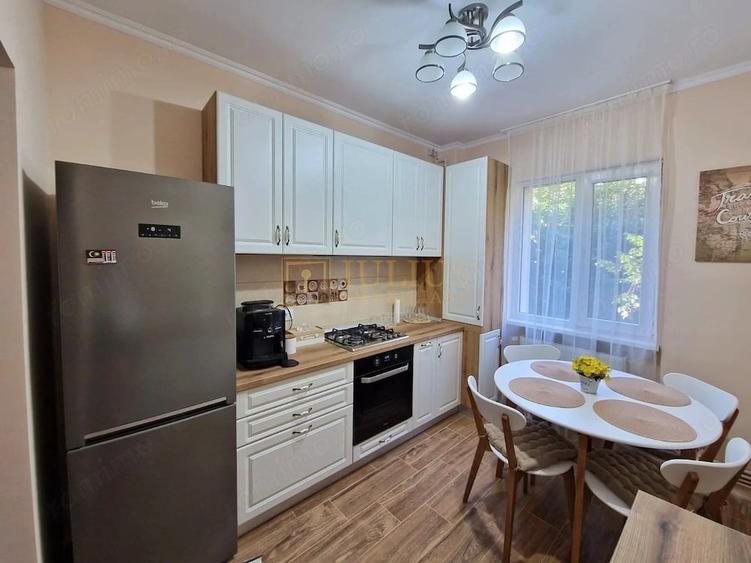 Apartament cu 4 camere decomandat în Neptun