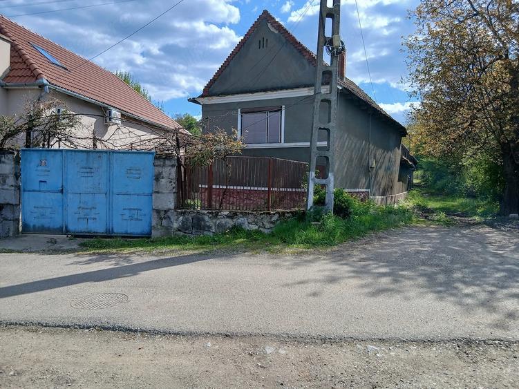 Casă cu 5 camere cu Teren 600 Mp în Birtin