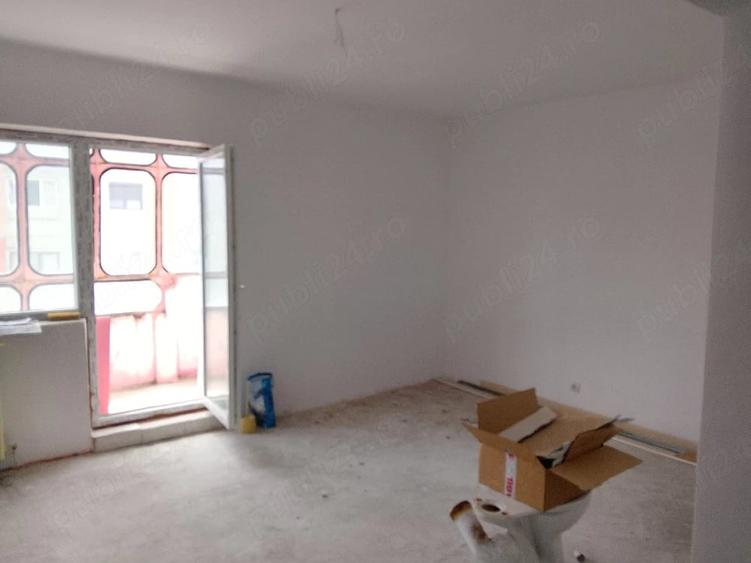 Apartament cu 3 camere semidecomandat în Dacia