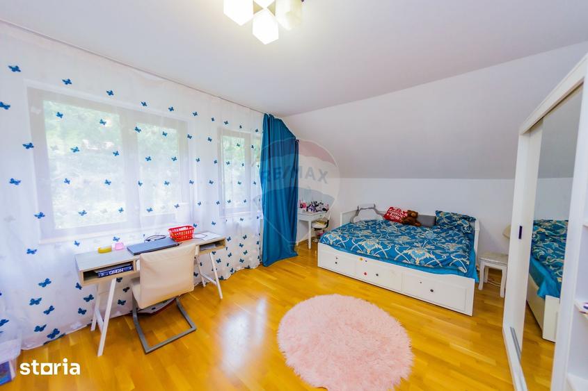 Casă cu 5 camere cu Teren 1108 Mp în Săsar
