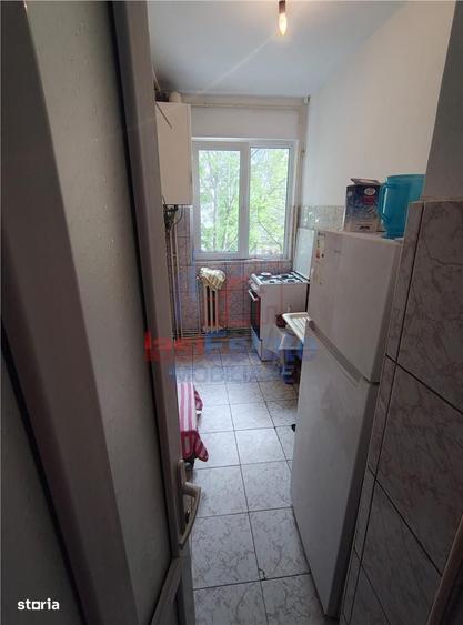 Apartament cu 3 camere semidecomandat în Alexandru cel Bun