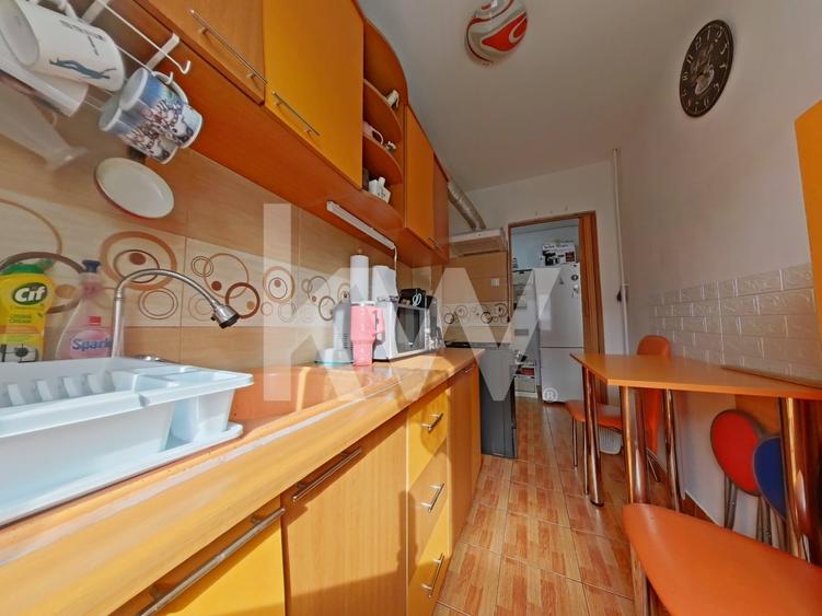 Apartament cu 3 camere nedecomandat, mobilat în Florilor