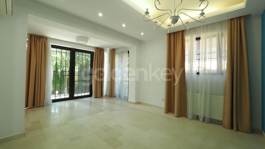 Duplex cu 8 camere cu Canalizare în Iancu Nicolae