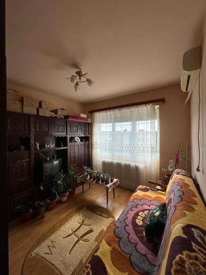 Apartament cu 3 camere decomandat, mobilat în Central