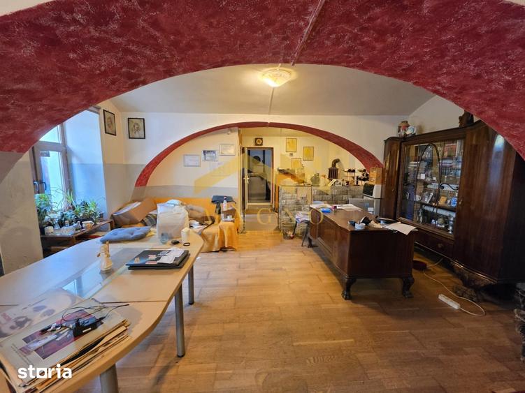 Casă cu 7 camere cu Teren 456 Mp în Central