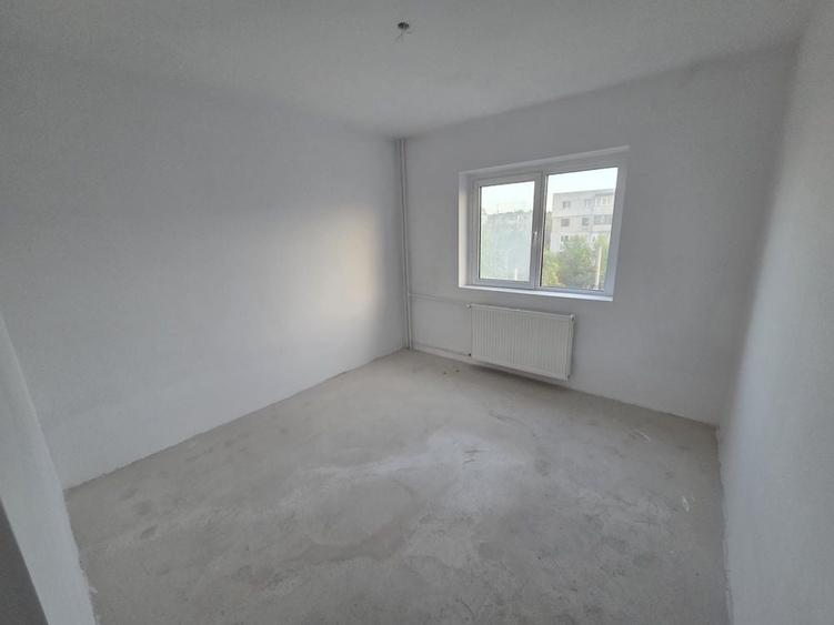 Apartament cu 3 camere decomandat în Malu Roșu