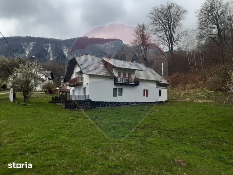 Casă cu 7 camere cu Teren 3580 Mp în Tohănița