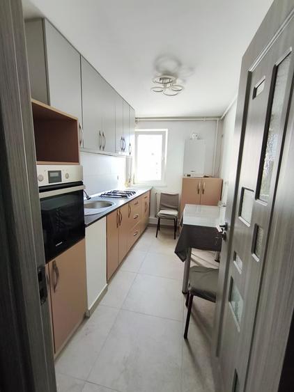 Apartament cu 3 camere semidecomandat în Central