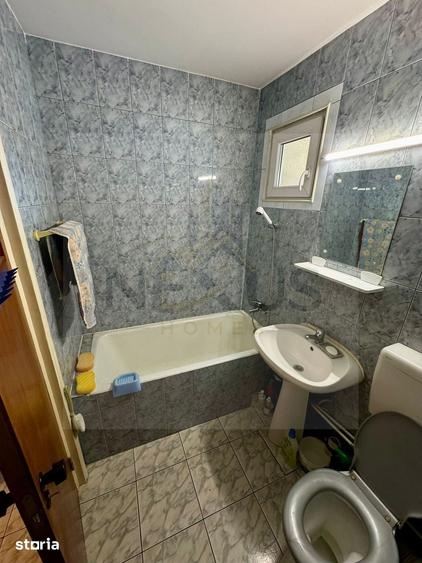 Apartament cu 3 camere semidecomandat în Berceni