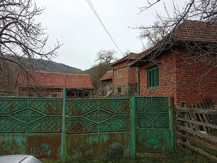 Casă cu Teren 7000 Mp în Poieni (Densuș)