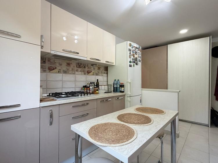 Apartament cu 3 camere semidecomandat în Gheorghe Lazăr