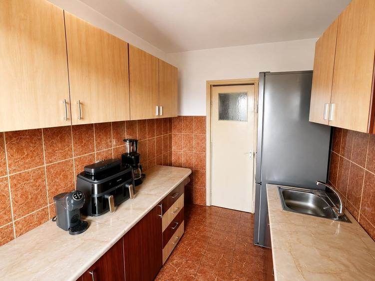 Apartament cu 3 camere nedecomandat, mobilat în Podu Roș