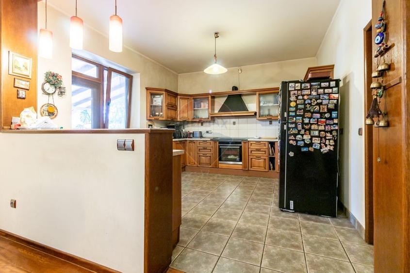 Casă individuală cu 7 camere cu Teren 3249 Mp în Central