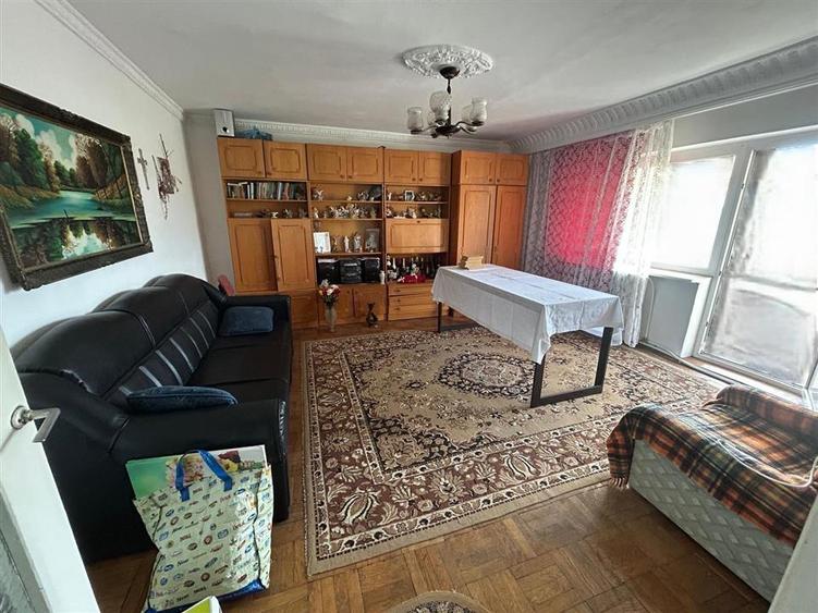 Apartament cu 4 camere decomandat în Central