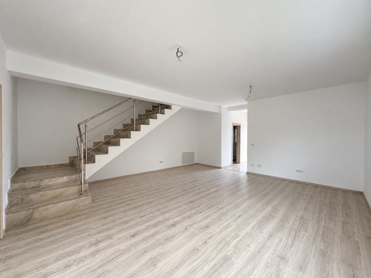 Duplex cu 5 camere cu Canalizare în Moșnița Nouă