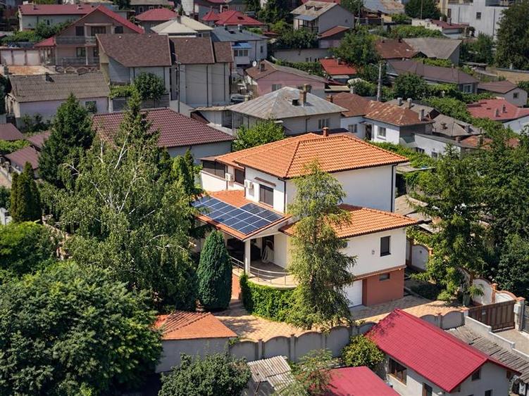 Casă individuală cu 6 camere cu Teren 911 Mp în Central