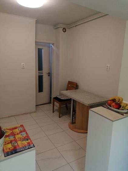 Apartament cu 3 camere decomandat, mobilat în Girocului