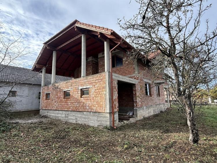 Casă cu 4 camere decomandat în Central