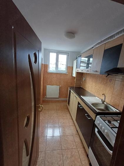 Apartament cu 3 camere semidecomandat în Mărăței