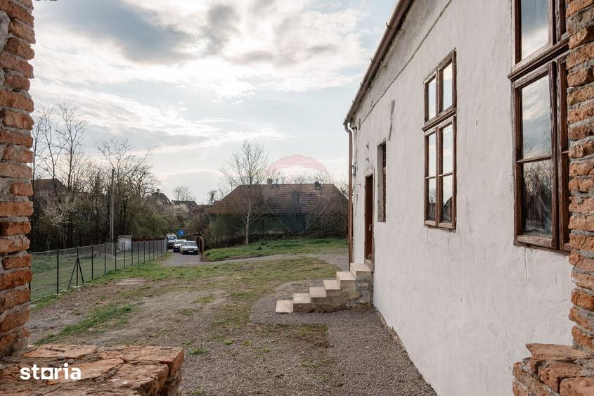 Casă cu 5 camere cu Teren 6000 Mp în Ozun