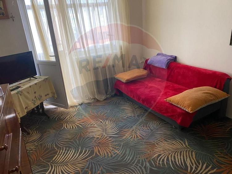 Apartament cu 3 camere semidecomandat, mobilat în Central