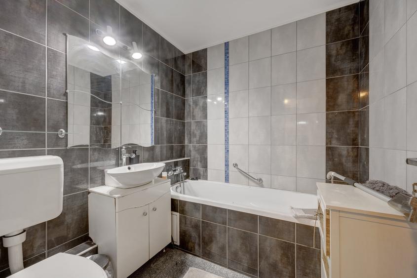 Apartament cu 3 camere semidecomandat în Rahova
