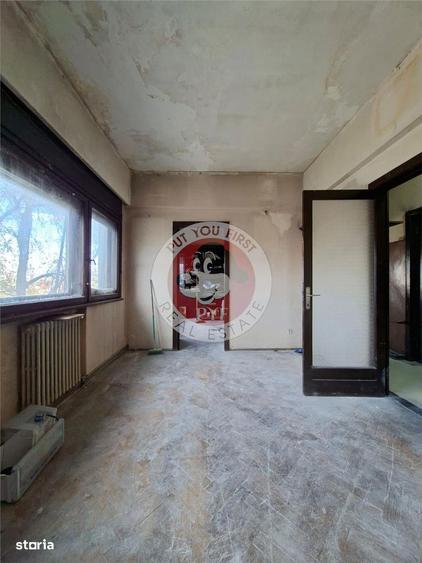 Apartament cu 5 camere semidecomandat în Victoriei