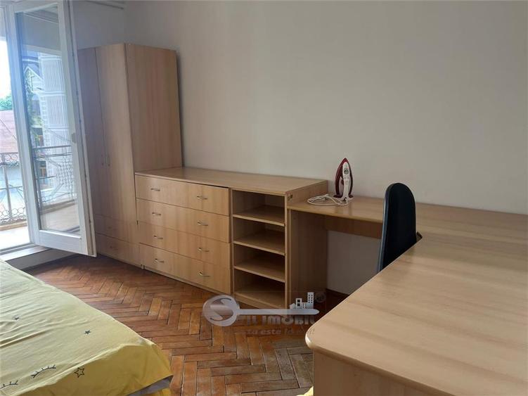 Casă cu 6 camere cu Teren 600 Mp în Sărărie