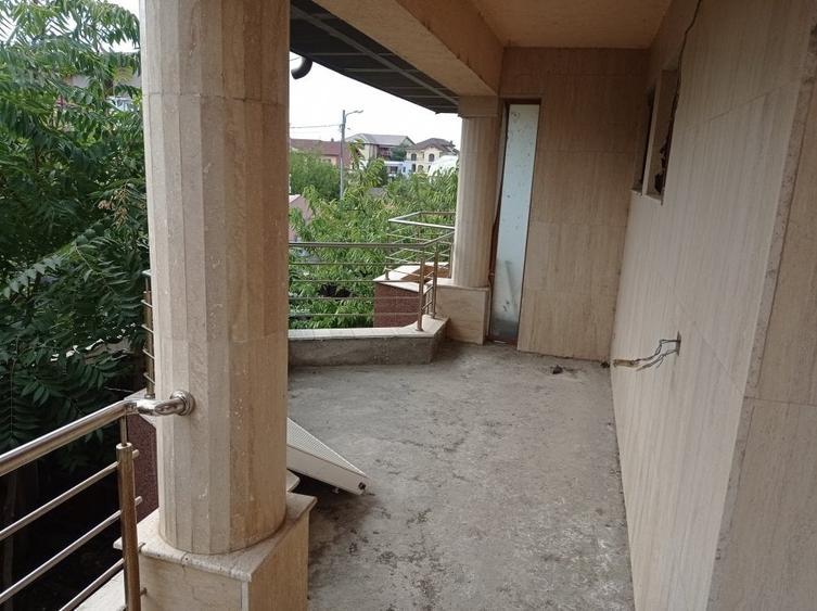Casă individuală cu 8 camere cu Canalizare în Fundeni