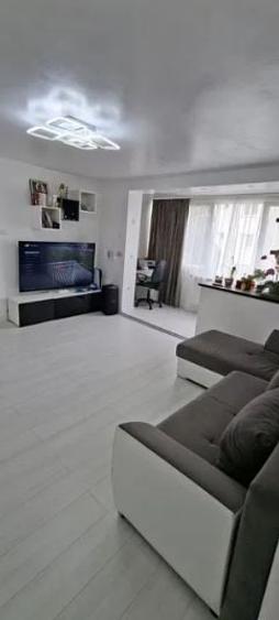 Apartament cu 3 camere semidecomandat în Obor