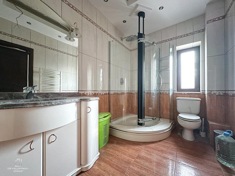 Duplex cu 11 camere cu Garaj în Central