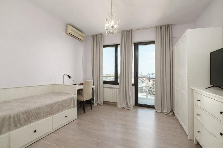 Apartament cu 4 camere semidecomandat în Central