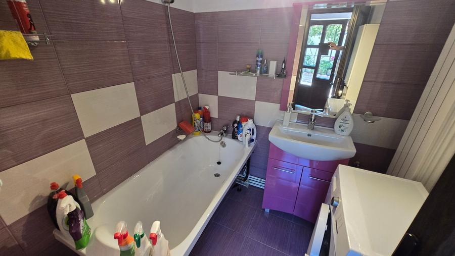 Casă individuală cu 3 camere cu Canalizare în Central