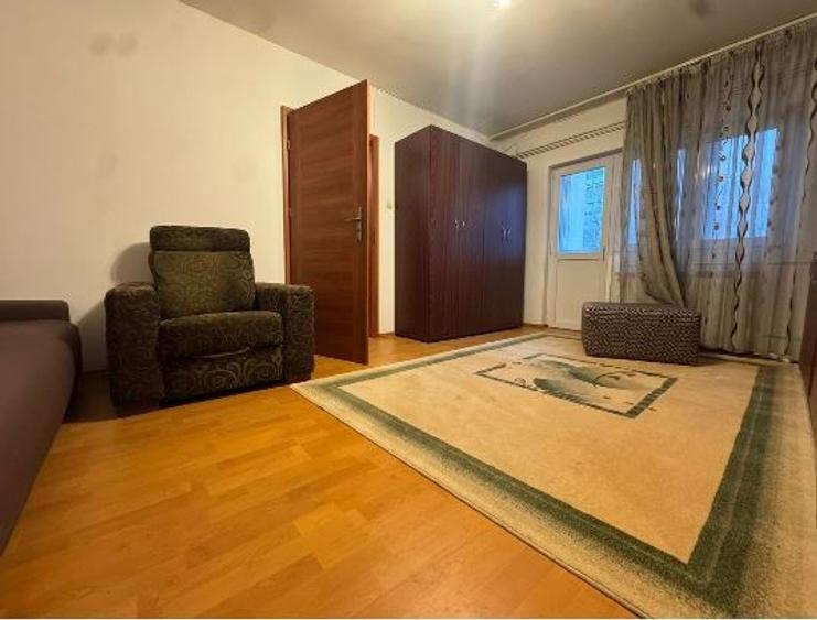 Apartament cu 4 camere semidecomandat, mobilat în Ștefan cel Mare