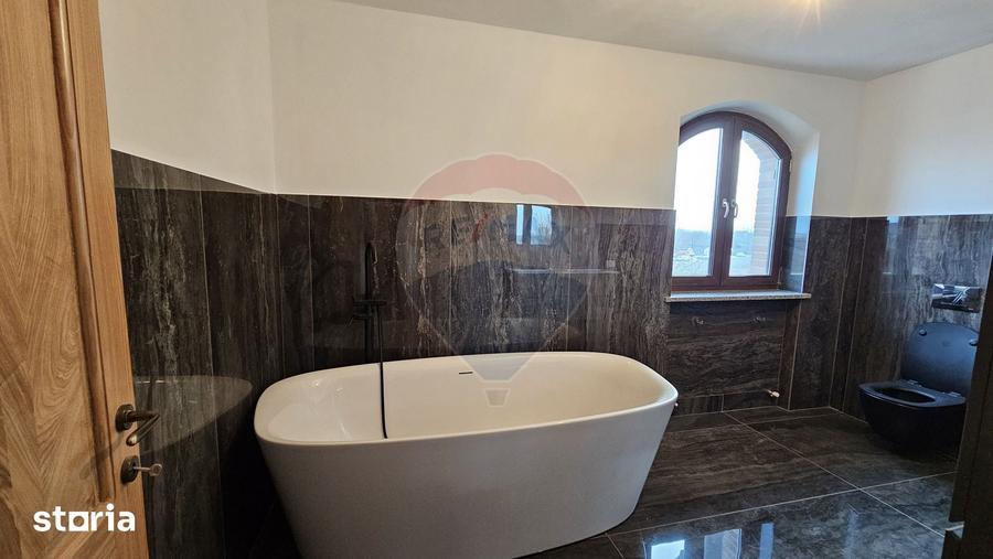 Casă cu 5 camere cu Teren 840 Mp în Șcheia