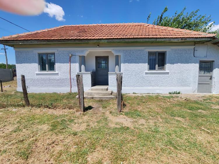 Casă cu 3 camere în Corbu