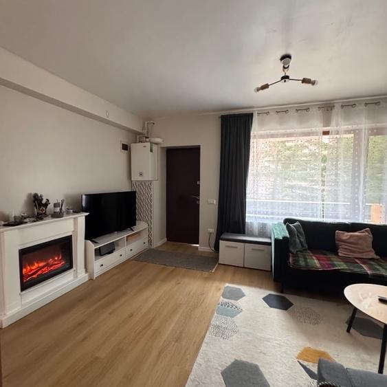 Apartament cu 3 camere semidecomandat, mobilat în Sud