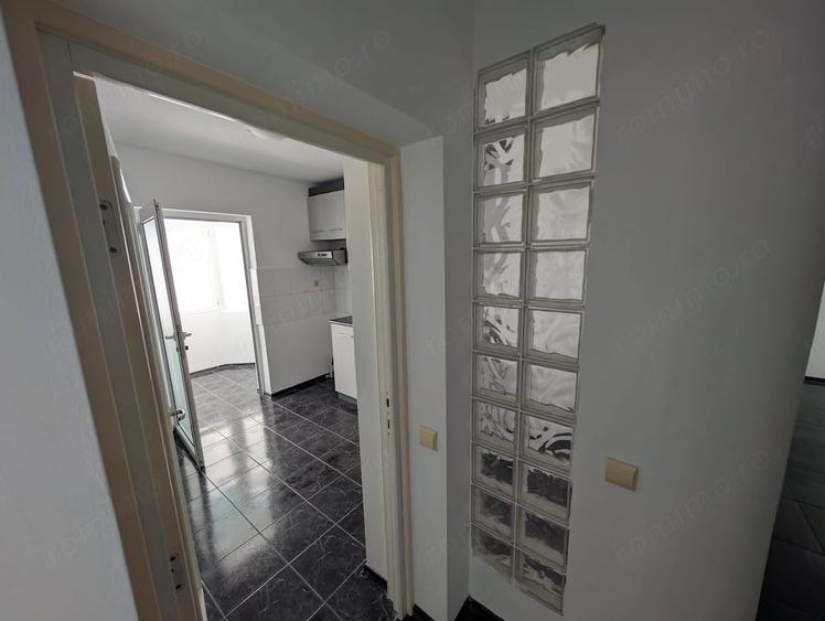 Apartament cu 3 camere decomandat în Calarași 4