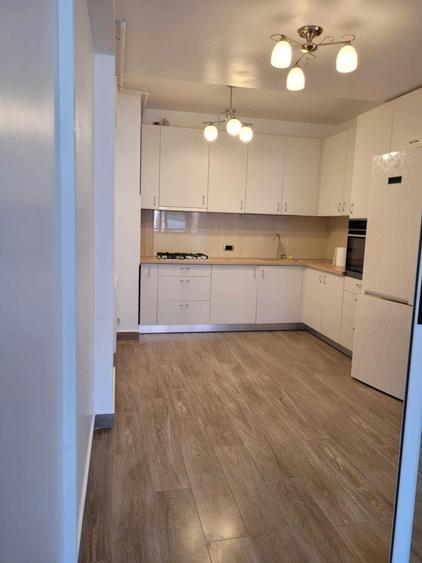 Apartament cu 3 camere decomandat în Tractorul