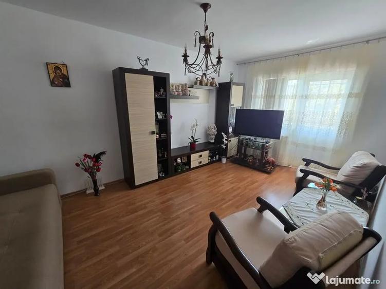 Apartament cu 3 camere semidecomandat în Târgu Cucu