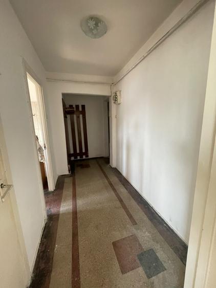 Apartament cu 3 camere semidecomandat în Podu Roș