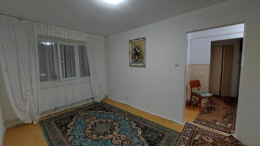 Apartament cu 4 camere semidecomandat în Micro 39