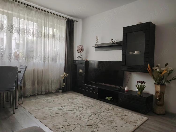 Apartament cu 3 camere semidecomandat în Central