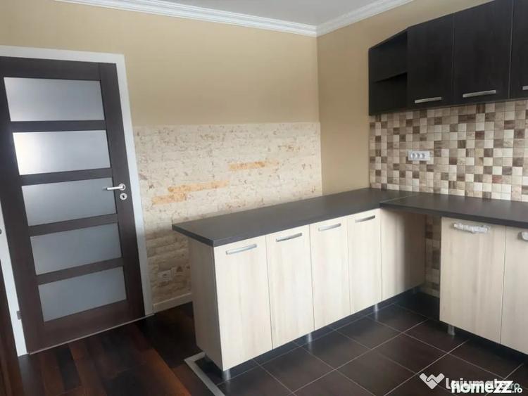 Casă cu 5 camere cu Teren 2000 Mp în Podari